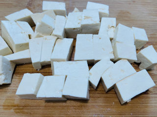 1、鸭血豆腐,豆腐清洗一下切小块