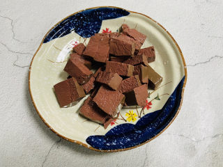 2、鸭血豆腐,鸭血清洗一下切小块