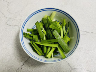 3、鸭血豆腐,韭菜洗净切寸段