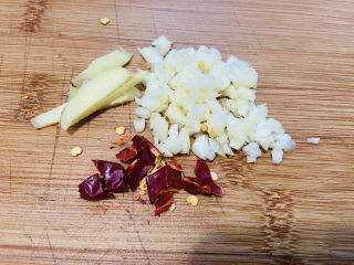 4、鸭血豆腐,姜、蒜末、干辣椒