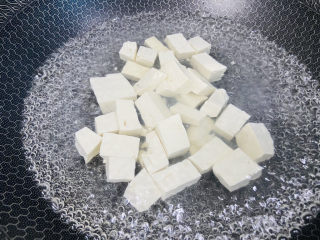 5、鸭血豆腐,锅中加入清水大火烧开加入适量盐放入豆腐焯烫片刻