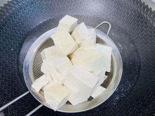 6、鸭血豆腐,捞出沥干水分