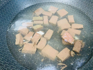 7、鸭血豆腐,放入鸭血焯烫片刻
