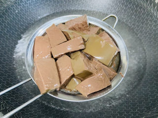 8、鸭血豆腐,捞出沥干水分