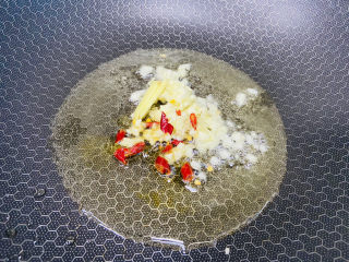 9、鸭血豆腐,起油锅放入姜丝、蒜末，干辣椒爆香