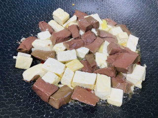 11、鸭血豆腐,放入鸭血