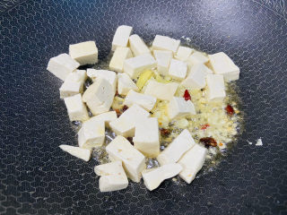 10、鸭血豆腐,放入豆腐小火煎一下