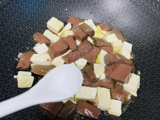 12、鸭血豆腐,根据个人口味加入适量盐