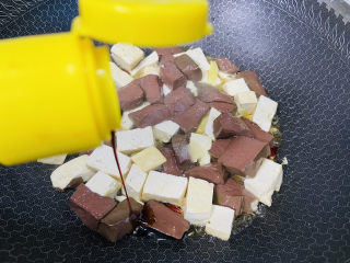 13、鸭血豆腐,烹入生抽