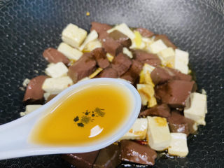 14、鸭血豆腐,烹入料酒提香