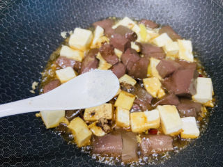 15、鸭血豆腐,加入适量白糖