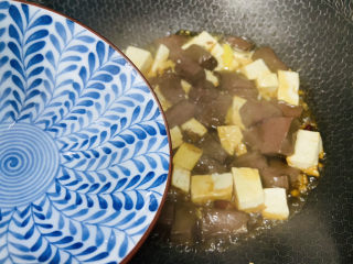 16、鸭血豆腐,加入少许热水焖煮三分钟