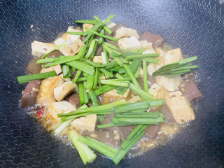 17、鸭血豆腐,放入韭菜焖煮断生即可