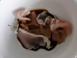 4、白菜(娃娃菜)豆腐汤,肉片加生抽腌制15分钟