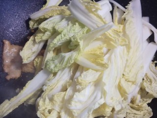 10、白菜(娃娃菜)豆腐汤,放娃娃菜翻炒两下