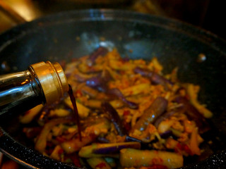 9、肉沫酱炒茄子,四分之一勺生抽