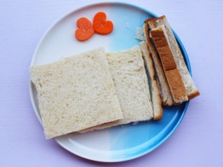 2、简单又快手的紫薯香蕉土司卷,土司切去四边。