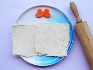 3、简单又快手的紫薯香蕉土司卷,用擀面杖把土司压平。