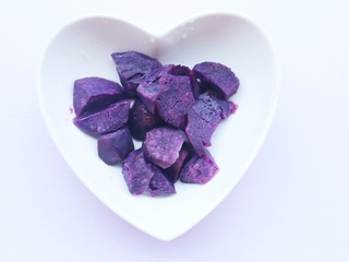 4、简单又快手的紫薯香蕉土司卷,紫薯上锅大火蒸熟取出。