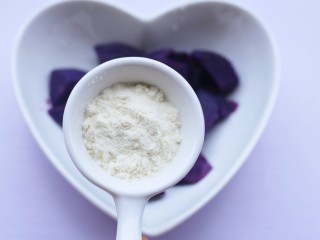 5、简单又快手的紫薯香蕉土司卷,加一勺澳优淳璀有机奶粉。