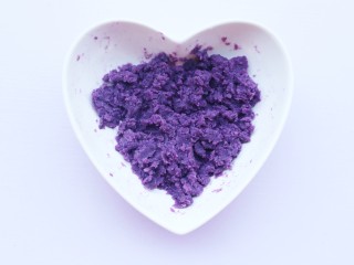 6、简单又快手的紫薯香蕉土司卷,拌匀压成泥。