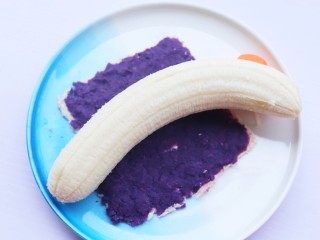 8、简单又快手的紫薯香蕉土司卷,香蕉横放在土司中间，切除多余的两边。