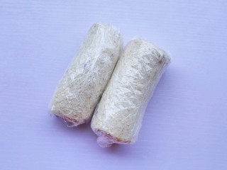 10、简单又快手的紫薯香蕉土司卷,然后卷上保鲜膜切成大小均等的段即可。