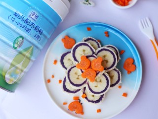 14、简单又快手的紫薯香蕉土司卷,有奶香味的宝宝更爱吃。