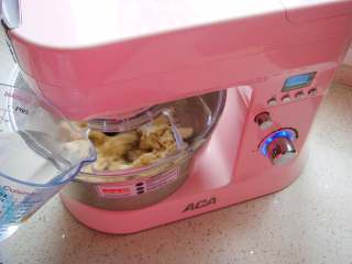 2、全麦烤馅饼,加入适量的水，开始和面。