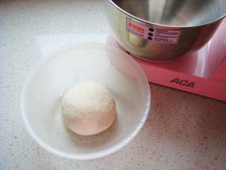 3、全麦烤馅饼,面团和好盖上保鲜膜放置一旁，发酵一小时（半发即可）。