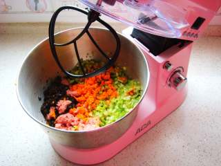 4、全麦烤馅饼,馅料部分：猪肉、木耳（提前泡发）、胡萝卜、芹菜，葱姜，分别切碎粒，放入盆中。