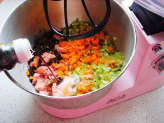 5、全麦烤馅饼,加入盐、五香粉，倒入生抽、香油。