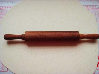 8、全麦烤馅饼,垫子上撒少许干面粉防沾，面团擀成厚度约0.5CM的薄片。