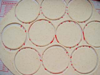 9、全麦烤馅饼,用小碗刻出圆面片。