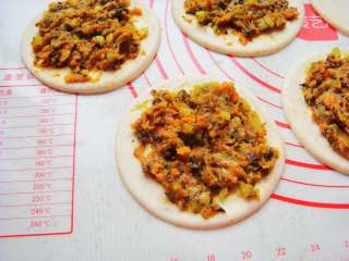 11、全麦烤馅饼,面片铺上馅料。