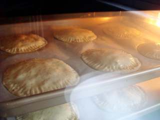 14、全麦烤馅饼,烤箱提前预热：180度，烤30分钟，表面金黄即可。