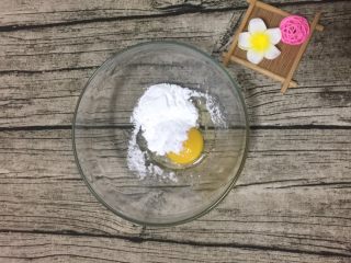 1、旺仔小馒头,鸡蛋加糖粉搅打均匀,用蛋抽就可以