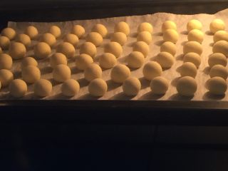 9、旺仔小馒头,上下火150度烤15分钟,表面上色即可