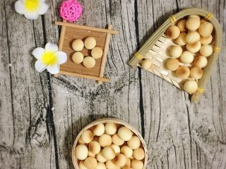 12、旺仔小馒头,吃不完的放在密封罐中保存,不然容易受潮,口感就不好了