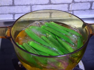 5、凉拌秋葵,秋葵放入开水中烫一下