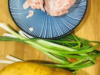 1、肉末土豆泥,准备所需食材如图
