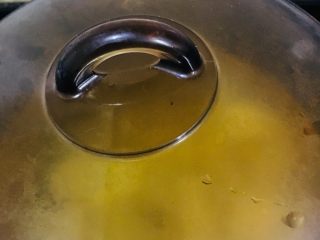 3、肉末土豆泥,锅里放入适量的水，再放入切好的土豆，盖上锅盖煮至土豆熟烂