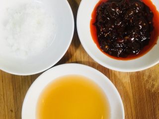 5、肉末土豆泥,准备好所需的调料，料酒、豆瓣酱和白糖