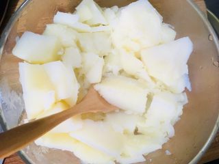 7、肉末土豆泥,土豆熟烂后盛入容器中压成泥