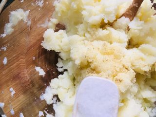 8、肉末土豆泥,放入盐