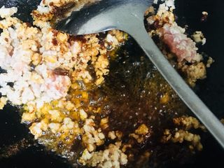 15、肉末土豆泥,放入豆瓣酱炒出香味