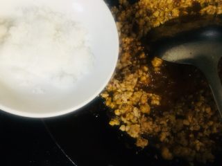 16、肉末土豆泥,放入适量的白糖继续翻炒均匀