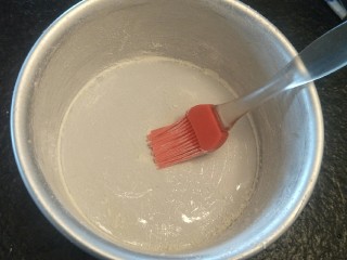 2、来自冬天的温暖—重芝士布朗尼蛋糕,在六寸的戚风模具中。均匀的涂入黄油。在沾上面粉，做好防粘工作哦(这一步材料都在材料之外。)