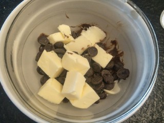 4、来自冬天的温暖—重芝士布朗尼蛋糕,一起隔水融化。