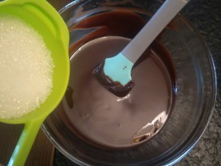 6、来自冬天的温暖—重芝士布朗尼蛋糕,从热水碗中拿出加入40克糖。搅拌均匀。